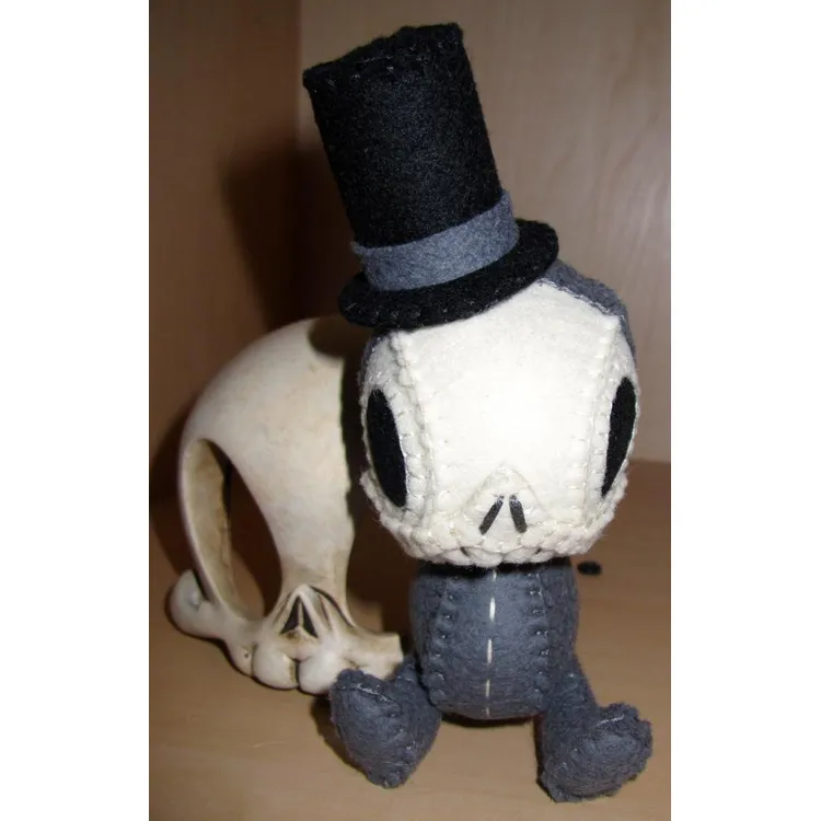 Nonesuch Garden Black Felt Mini Skelve